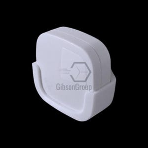 Puede incluir: Adaptador eléctrico de plástico blanco con forma cuadrada y un logotipo GibsonGroup en relieve.