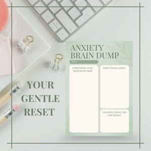 Op de afbeelding: Een lichtgroen "Anxiety Brain Dump" notitieblok met prompts voor journaling, waaronder "Alles in mijn hoofd op dit moment" en "Wat ik loslaat". De afbeelding toont ook potloden, paperclips en de tekst "Your Gentle Reset."