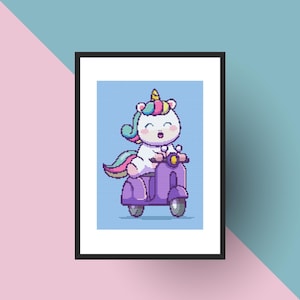 Puede incluir: Impresión enmarcada de arte pixelado de un unicornio blanco con melena y cola arcoíris montado en un scooter morado. El unicornio tiene un cuerno amarillo y está sonriendo. El fondo es azul claro.