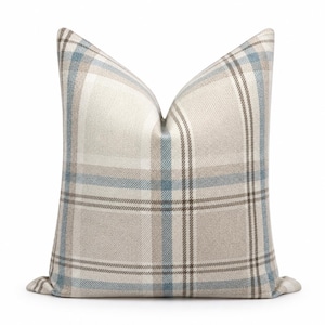Peut inclure: Un coussin carr&eacute; avec un motif &agrave; carreaux tiss&eacute; dans des tons beige, bleu clair et marron fonc&eacute;. Le tissu pr&eacute;sente un aspect textur&eacute; avec des lignes horizontales et verticales qui se croisent pour former un motif &agrave; grille classique.
