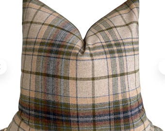 Peut inclure: Un coussin carré avec un motif à carreaux dans des tons beige, vert olive, bleu foncé et orange rouille. Le tissu présente un aspect texturé avec des lignes horizontales et verticales qui se croisent pour former un motif tartan classique.