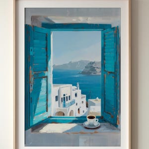 Könnte beinhalten: Gerahmter Kunstdruck einer Küstenlandschaft. Das Gemälde zeigt einen Blick durch ein blaues Fenster mit Fensterläden auf das Meer und weiße Gebäude. Eine Tasse Kaffee steht auf der Fensterbank. Das Kunstwerk ist in hellem Holz gerahmt.