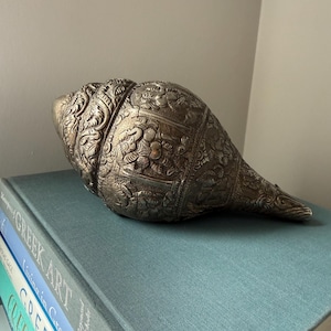 Escultura vintage de concha marina de metal repujado, decoración inspirada en el shankha hindú, intrincado recipiente figurativo de latón, pieza llamativa de estilo bohemio global.
