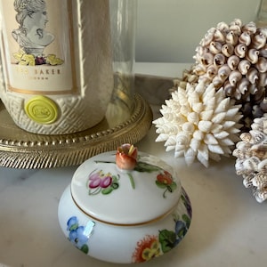 Tarro antiguo de Herend, Hungría, pintado a mano, con tapa, mini caja de baratijas de porcelana, maceta floral para tocador, tarro de tocador con tapa, remate de tulipán.