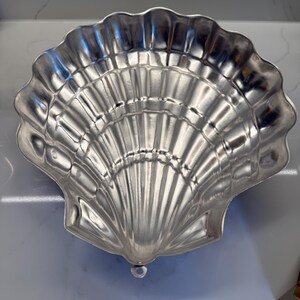 Vintage Large Aluminum Clam Shell Mold | Coastal Kitchen Wall Decor | Mid Century Baking Mold | Nautical Scallop Pan | 13 Inch