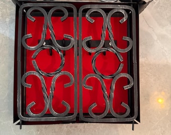 Portachiavi vintage in ferro battuto, scatola portachiavi da parete, portachiavi in metallo tedesco, organizer rustico per l'ingresso, decorazione in stile cottage gotico