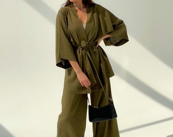 Conjunto de linho feminino de duas peças - blusa com decote em V e calça pantalona, look minimalista para o verão.