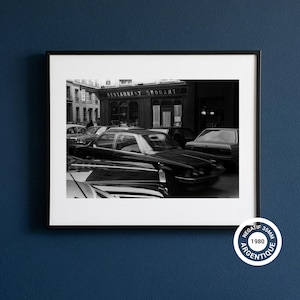 Affiche vintage noir et blanc Paris | Voiture devant le restaurant Drouant | Photographie argentique années 80 | Décoration murale rétro