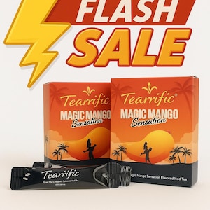 Peut inclure: Deux boîtes et un sachet de thé glacé aromatisé "Tearrific Magic Mango Sensation". Les boîtes sont orange avec un motif de mangue et de palmiers. Le sachet est noir avec le nom de la marque. Un éclair jaune et les mots "FLASH SALE" sont en haut.