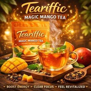 Peut inclure: Une tasse de thé Magic Mango avec une tranche de mangue et des feuilles de menthe. Un paquet de thé Magic Mango Teariffic est derrière la tasse. Le texte sur l'emballage dit "Revitalisez votre esprit et votre corps". L'image comprend également une mangue et une cuillère en bois avec des feuilles de thé.