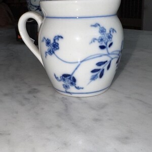 Caneca/Cremedora Mini Vintage Azul e Branca com Estampa Floral, Estilo Cottagecore/Farm Pottery