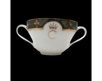 Taza de consomé de porcelana fina blanca y verde vintage con borde dorado, monograma de corona y asas dobles.