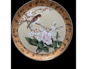 Plato decorativo japonés pintado a mano con diseño floral de pájaros y flores de cerezo, borde con detalles dorados, 26,7 cm de diámetro.