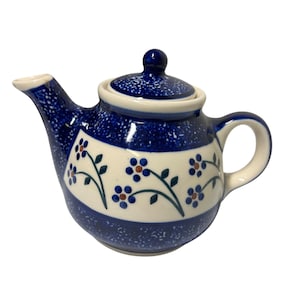 Bule de cerâmica azul pintado à mão, com estampa floral, fabricado na Polônia.