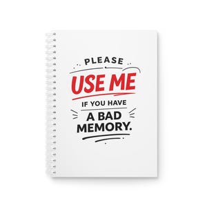 Op de afbeelding: Witte spiraalgebonden notitieblok met de tekst "PLEASE USE ME IF YOU HAVE A BAD MEMORY" in zwart en rood. Perfect voor het maken van aantekeningen, lijsten of journaling. Een praktisch item voor studenten, professionals of iedereen die dingen moet onthouden.