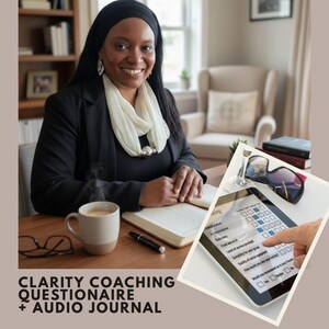 Op de afbeelding: Een vrouw in een zwarte blazer en hoofddoek glimlacht. Een kopje koffie, een bril en een pen liggen op het houten bureau. De afbeelding bevat de tekst "CLARITY COACHING QUESTIONNAIRE + AUDIO JOURNAL."