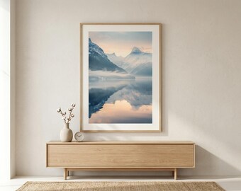 Dimmig fjordsoluppgång väggkonst – Skandinavisk fotografi, snöiga berg, lugn sjö