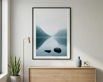 Minimalistisk skandinavisk landskapsväggkonst – Berg och sjö, modern nordisk inredning