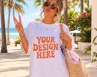Mockup Comfort Colors 1717 Bianco, Mockup di camicia oversize, Mockup da spiaggia, Mockup per vacanze estive, Mockup estivo in stile influencer tropicale