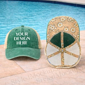 Puede incluir: Dos gorras de béisbol. Una es verde con el texto "YOUR DESIGN HERE" en blanco. La otra gorra tiene un estampado floral en la parte inferior y una parte superior verde. Ambas gorras tienen una parte trasera de malla.