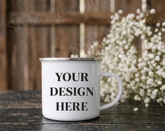 Mockup di tazza da campeggio in smalto bianco da 12 once / Foto in stile tazza da caffè neutra boho/Sfondo in legno rustico minimalista/Strumento per venditori Etsy/Download digitale