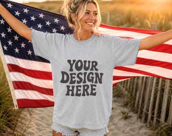 Mockup di maglietta Comfort Colors 1717 grigia, mockup di maglietta per il 4 luglio, mockup di maglietta con bandiera americana patriottica, modello di lifestyle americano, mockup di t-shirt oversize