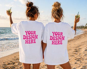 Mockup Comfort Colors 1717 con sfondo bianco, modello doppio da spiaggia, mockup di maglietta estiva da damigella d'onore