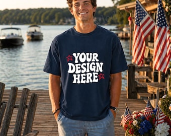 Mockup di maglietta Comfort Colors 1717 Navy, mockup di maglietta patriottica da uomo, mockup del molo sul lago per il 4 luglio, foto di maglietta C1717 Navy, mockup Americana