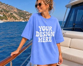 Mockup Comfort Colors 1717 Flo Blue / Mockup T-shirt oversize Donna su yacht Mockup / Mockup maglietta estiva costiera / Mockup maglietta per vacanze al mare