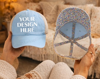 Mockup di cappellino da camionista Infinity Her / Cappellino in rete blu cashmere con stampa floreale / Mockup di cappellino da baseball blu lavato da donna stile boho accogliente / Mockup di cappellino vuoto