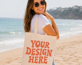 Mockup di borsa tote in tela di cotone, mockup di borsa tote da spiaggia, donna che tiene in mano una borsa tote ecologica vuota, foto di stile di vita estivo costiero, mockup di borsa shopper riutilizzabile