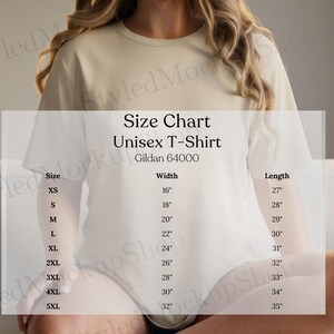 Może przedstawiać: Biała koszulka Unisex z tabelą rozmiarów, zawierającą wymiary w calach dla szerokości i długości. Tabela zawiera rozmiary od XS do 5XL, z szerokościami od 40.6 cm do 81.3 cm i długościami od 68.6 cm do 88.9 cm.