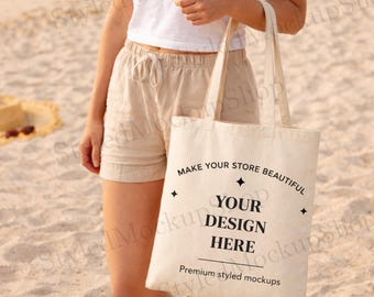 Mockup di borsa in tela di cotone, donna con borsa ecologica vuota, shopper riutilizzabile con scena di spiaggia, estetica boho estiva, mockup fotografico di alta qualità