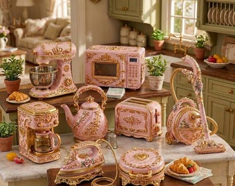 Könnte beinhalten: Eine Sammlung von Miniatur-Küchengeräten in Pink und Gold, darunter eine Küchenmaschine, Mikrowelle, Kaffeemaschine, Wasserkocher, Toaster, Staubsauger, Bügeleisen und Waffeleisen, alle mit verzierten, geprägten Blumen- und Schnörkelmustern.