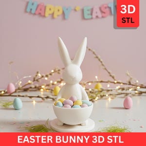 Puede incluir: Una figura de conejo de Pascua de cer&aacute;mica blanca que sostiene un cuenco lleno de huevos de colores pastel. El conejo est&aacute; sobre una superficie blanca, con un fondo rosa y una pancarta que dice "HAPPY EASTER". La imagen tambi&eacute;n incluye el texto "EASTER BUNNY 3D STL".
