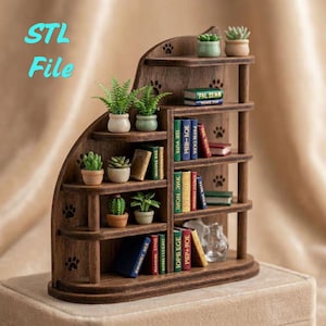 Könnte beinhalten: Ein Miniatur-Holzregal mit mehreren Regalböden, das winzige Bücher und Topfpflanzen enthält. Die Regalböden sind in einem Treppen-Design angeordnet, mit Pfotenabdrücken im Holz. Der Text "STL File" ist sichtbar.