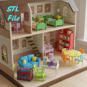 Peut inclure: Une maison de poupée détaillée avec plusieurs pièces, meublée avec des meubles miniatures. La maison de poupée comprend un canapé bleu, des lits verts, une bibliothèque rouge et une table à manger jaune. Le texte "STL File" est visible en haut à gauche.