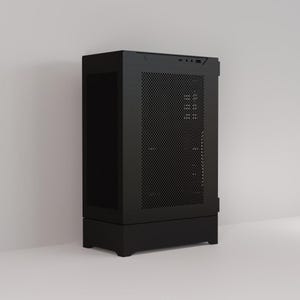 Peut inclure: Un boîtier d'ordinateur noir avec un panneau avant et un panneau latéral perforés. Le boîtier est de forme rectangulaire et repose sur une petite base. Le dessus comporte des ports et des boutons.