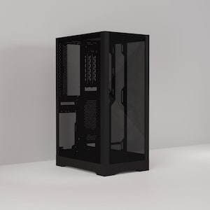Puede incluir: Una caja de ordenador negra con un diseño rectangular. La caja tiene un panel frontal de malla y un panel lateral transparente, que revela los componentes internos. La caja está diseñada para albergar hardware informático.