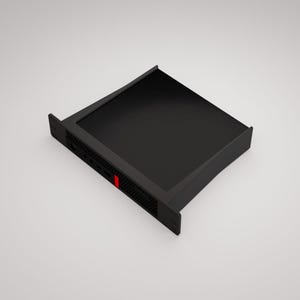 Peut inclure: Un appareil électronique noir de forme rectangulaire avec un dessus plat. Le bord avant présente une bande rouge et une série de petites ouvertures. L'appareil a deux petites extensions latérales.