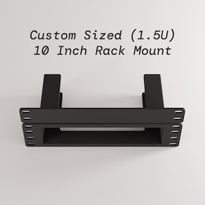 Puede incluir: Un soporte de rack negro de 25,4 cm, de tamaño personalizado a 1,5U, se muestra sobre un fondo blanco. El soporte tiene un marco rectangular con múltiples orificios para tornillos y dos soportes verticales.
