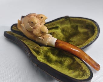 Pipa victoriana antigua de espuma de mar con forma de pollitos y huevo, color ámbar tardío, finales del siglo XIX.