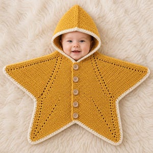 Peut inclure: Un vêtement au crochet en forme d'étoile jaune moutarde avec une bordure crème. La pièce présente une capuche pointue, cinq boutons en bois brun clair sur le devant et un motif de points texturés sur toutes les branches de l'étoile.