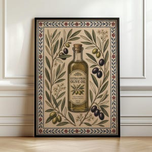 Op de afbeelding: Een ingelijste rechthoekige print met een centrale glazen fles extra vierge olijfolie met een kurk. De fles is omringd door geïllustreerde olijftakken met groene en zwarte olijven, geplaatst binnen een decoratieve bloemenrand.