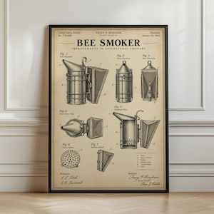 以下が含まれることがあります： BEE SMOKERと題されたヴィンテージスタイルの額入り特許プリント。養蜂用燻煙器の技術的な線画が描かれています。ベージュの背景には、7つの番号付き図面、詳細な図解、および特許番号718,889を含むテキストが配置されています。