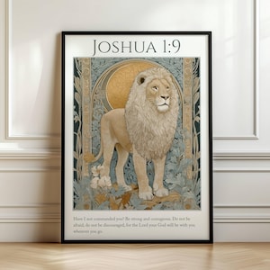 Könnte beinhalten: Gerahmter Kunstdruck mit einer Löwenillustration und dem Text "JOSHUA 1:9". Das Kunstwerk zeigt einen detaillierten Löwen mit einer goldenen Sonne und einem Bibelzitat. Der Druck ist in einem schwarzen Rahmen, geeignet für die Inneneinrichtung.