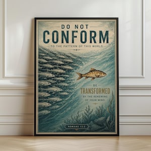 Könnte beinhalten: Ein gerahmtes vertikales Wandbild mit einem Fischschwarm, der in eine Richtung schwimmt, während ein einzelner Fisch gegen die blaue Meeresströmung in die entgegengesetzte Richtung schwimmt. Der Text lautet DO NOT CONFORM TO THE PATTERN OF THIS WORLD BE TRANSFORMED BY THE RENEWING OF YOUR MIND ROMANS 12:2.