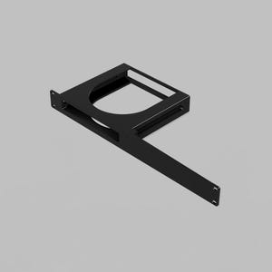 Peut inclure: Un support métallique noir avec un cadre rectangulaire et une section incurvée. Le support a un long bras plat s'étendant du cadre, avec des trous de montage à l'extrémité. Le design est minimaliste et industriel.