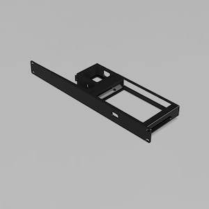 Könnte beinhalten: Ein schwarzer Metallwinkel mit einem rechteckigen Rahmen und einem verlängerten Arm. Der Winkel hat eine kastenartige Struktur und mehrere Öffnungen. Das Design ist schlicht und industriell, geeignet für die Montage oder als Halterung.