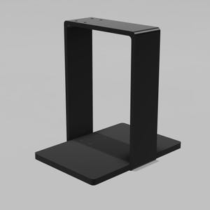 Peut inclure: Un support en métal noir mat composé d'une base rectangulaire plate et d'un cadre haut en forme de U inversé. La section horizontale supérieure du cadre comporte quatre petits trous circulaires régulièrement espacés pour la fixation.